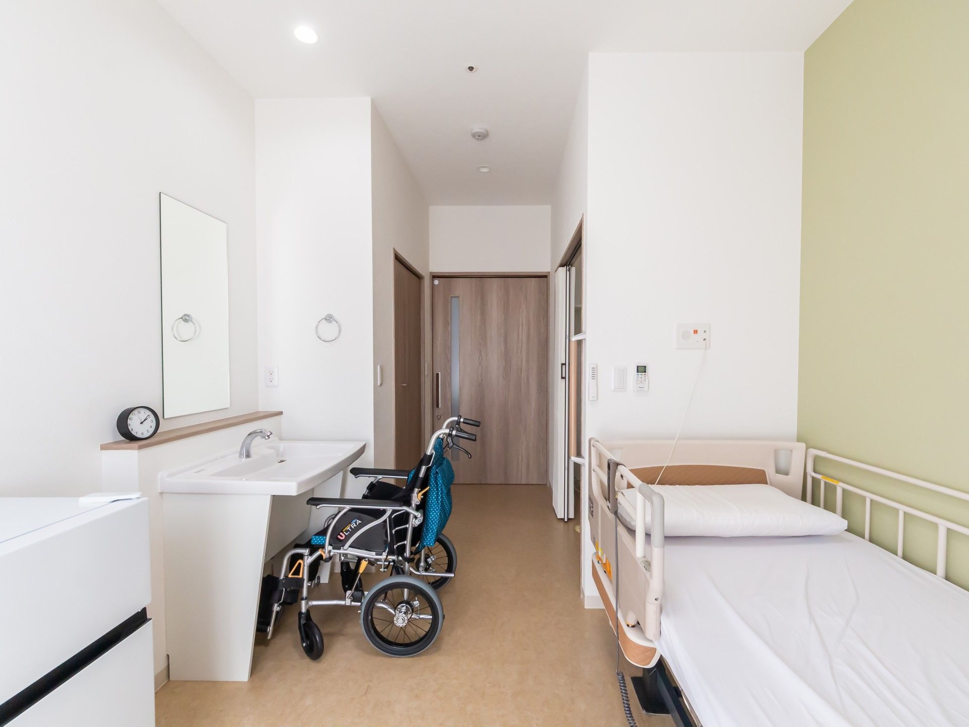 車椅子とベッドのある部屋