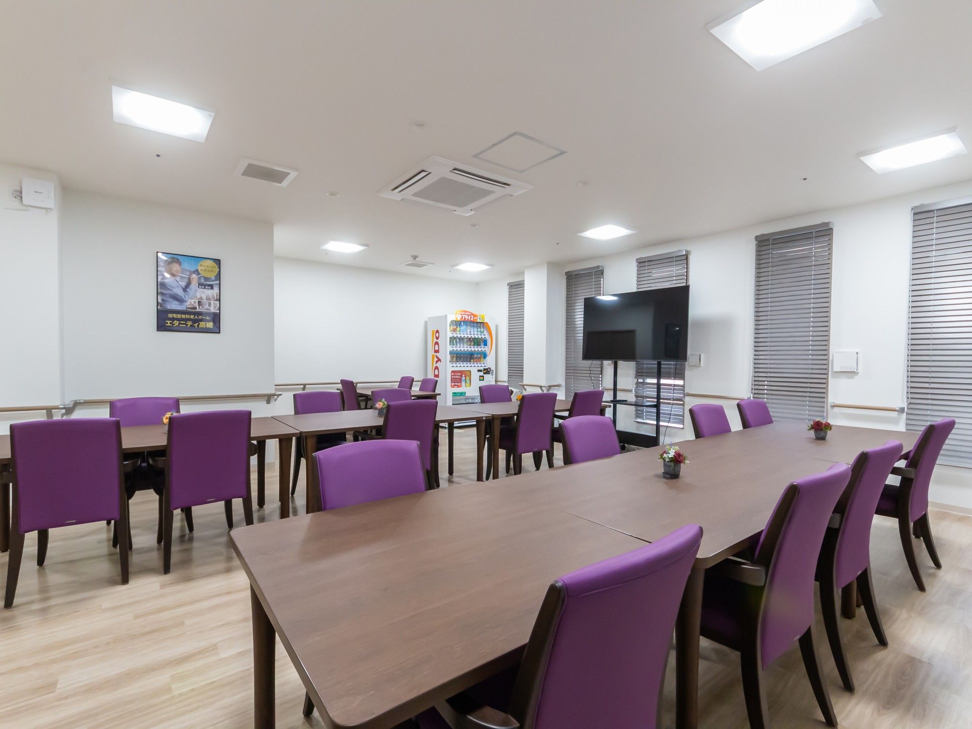 落ち着いた色合いの共有スペース