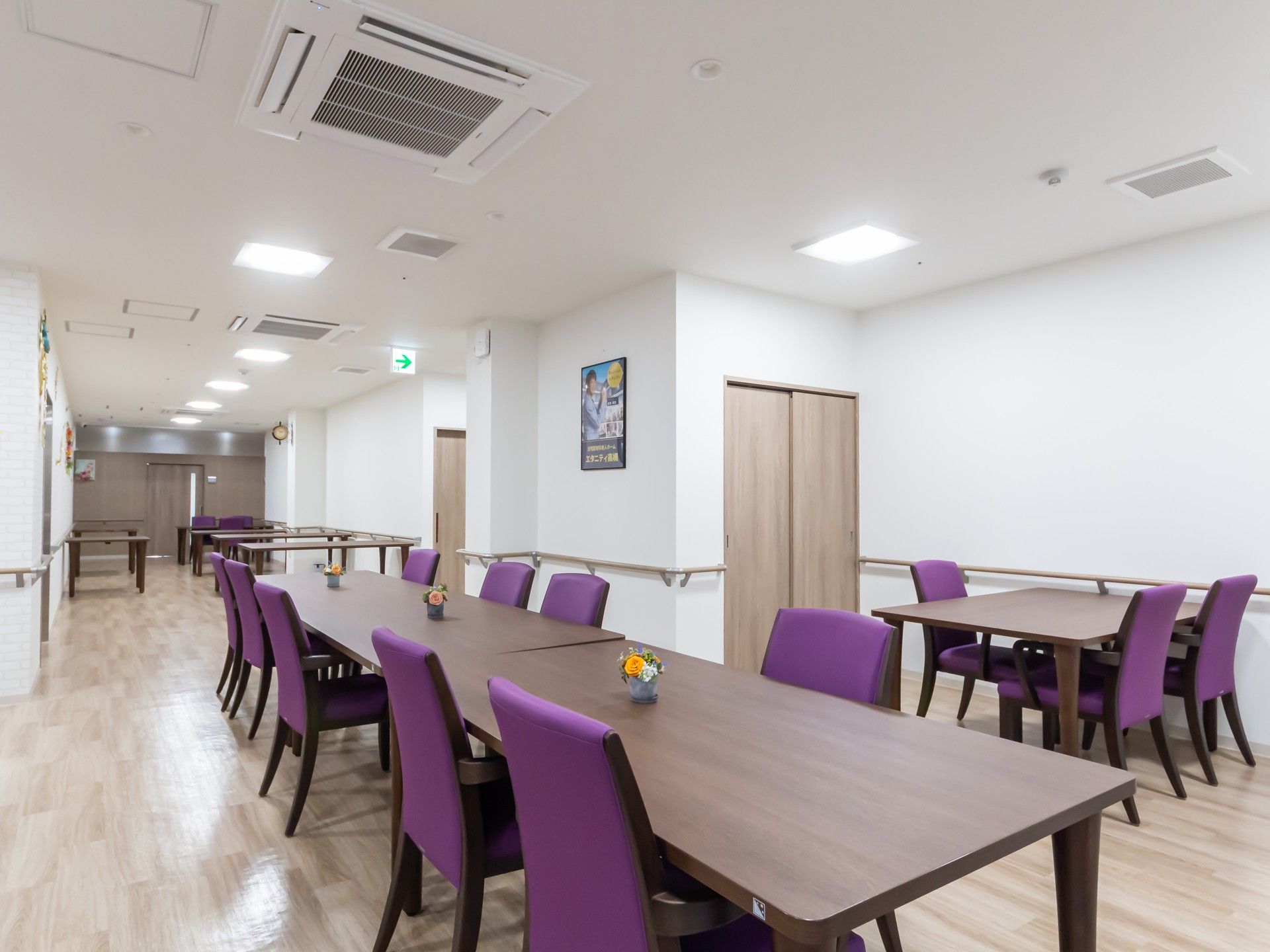 落ち着いた色合いの食堂