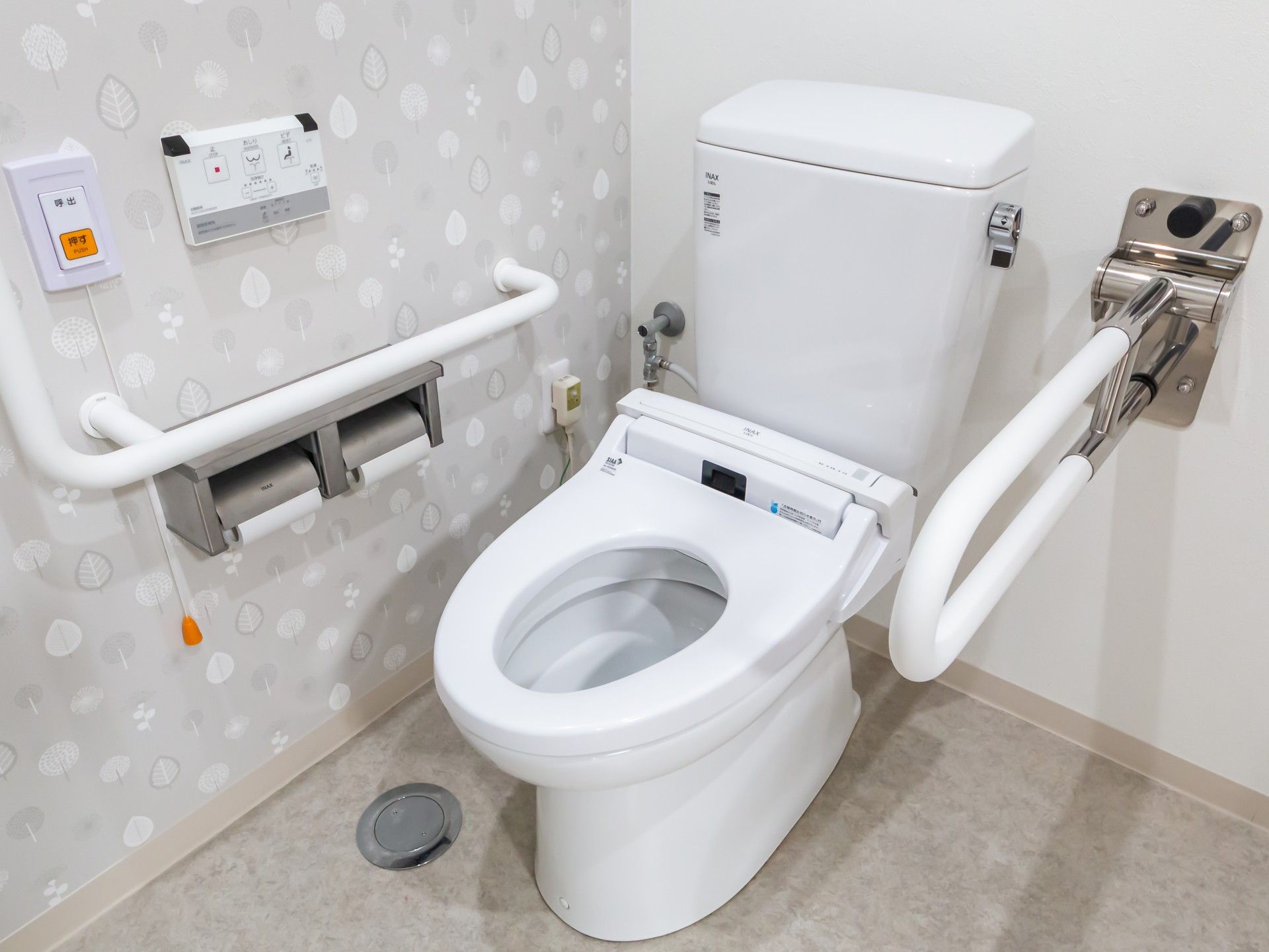 手すり付きのトイレ