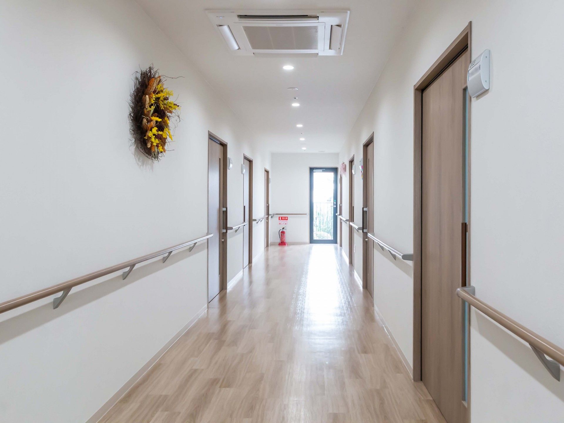手すり付きの明るい廊下