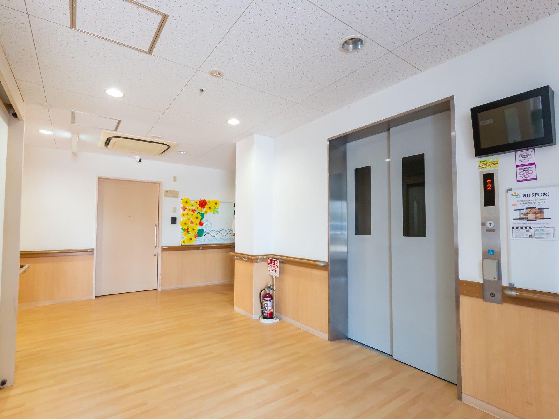 明るい廊下とエレベーター