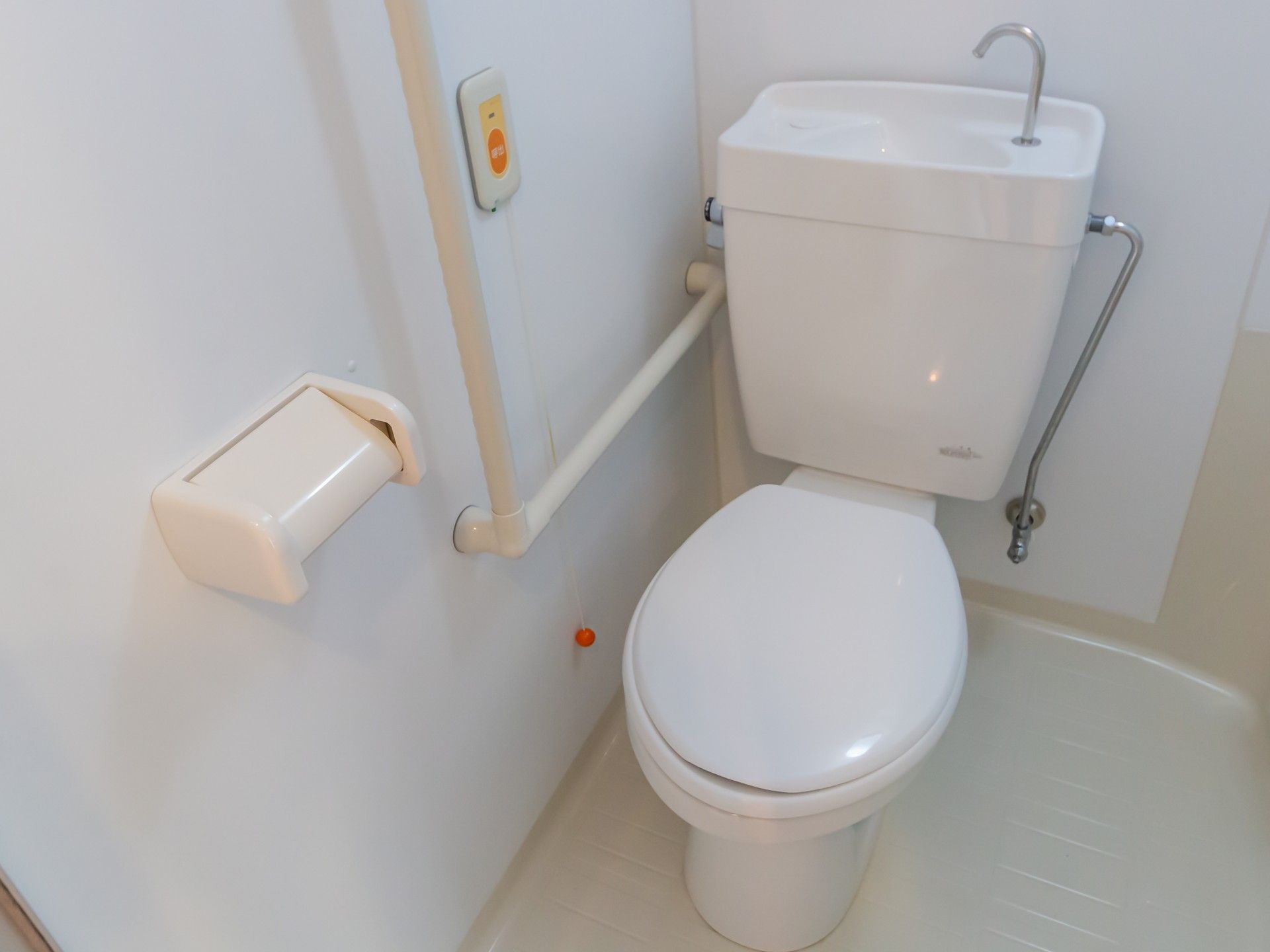手すり付きのトイレ