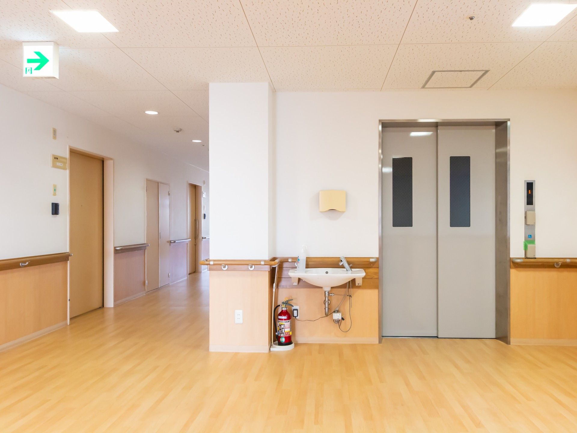 エレベーター前の廊下