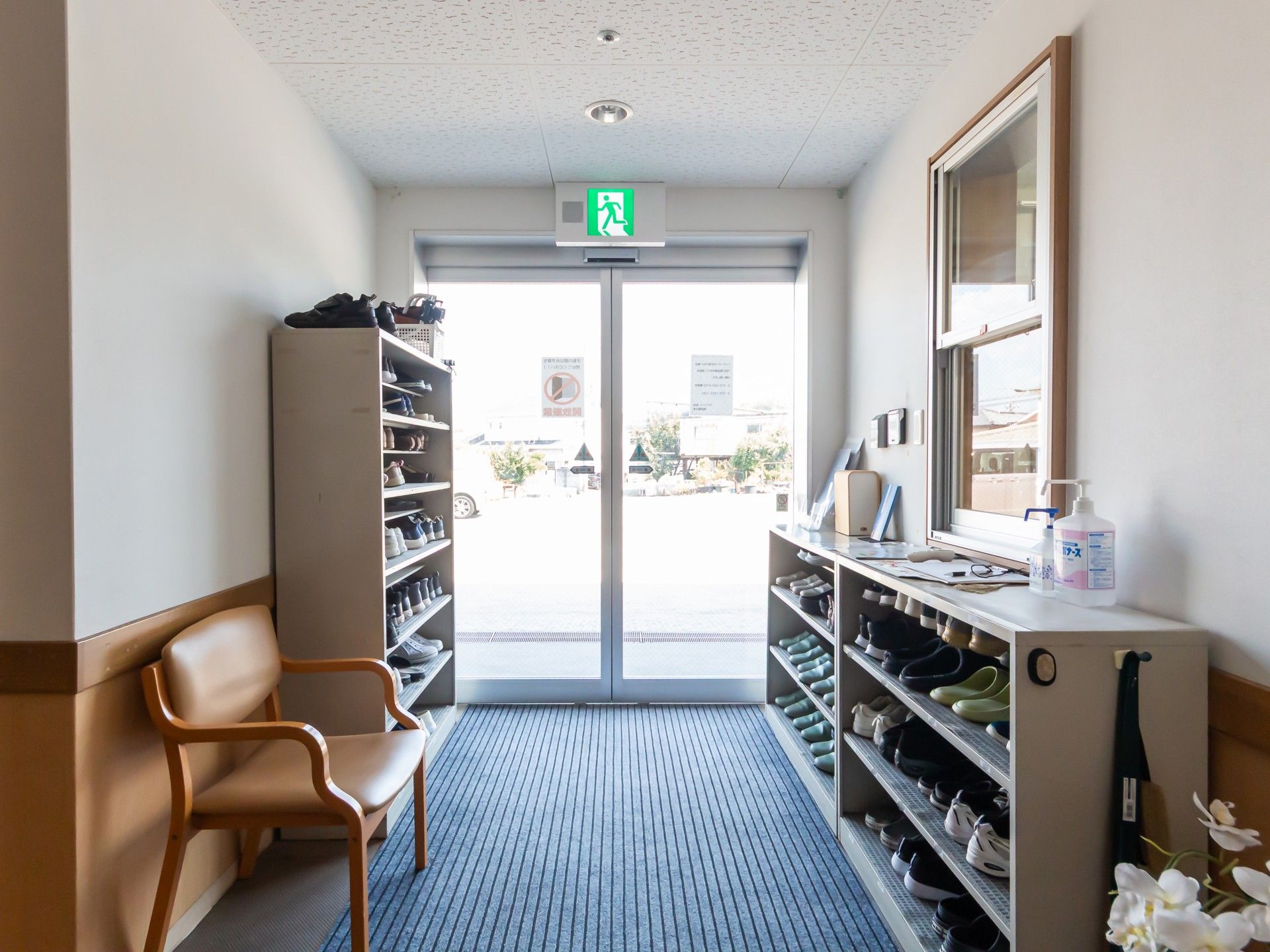 靴が並ぶ明るい玄関