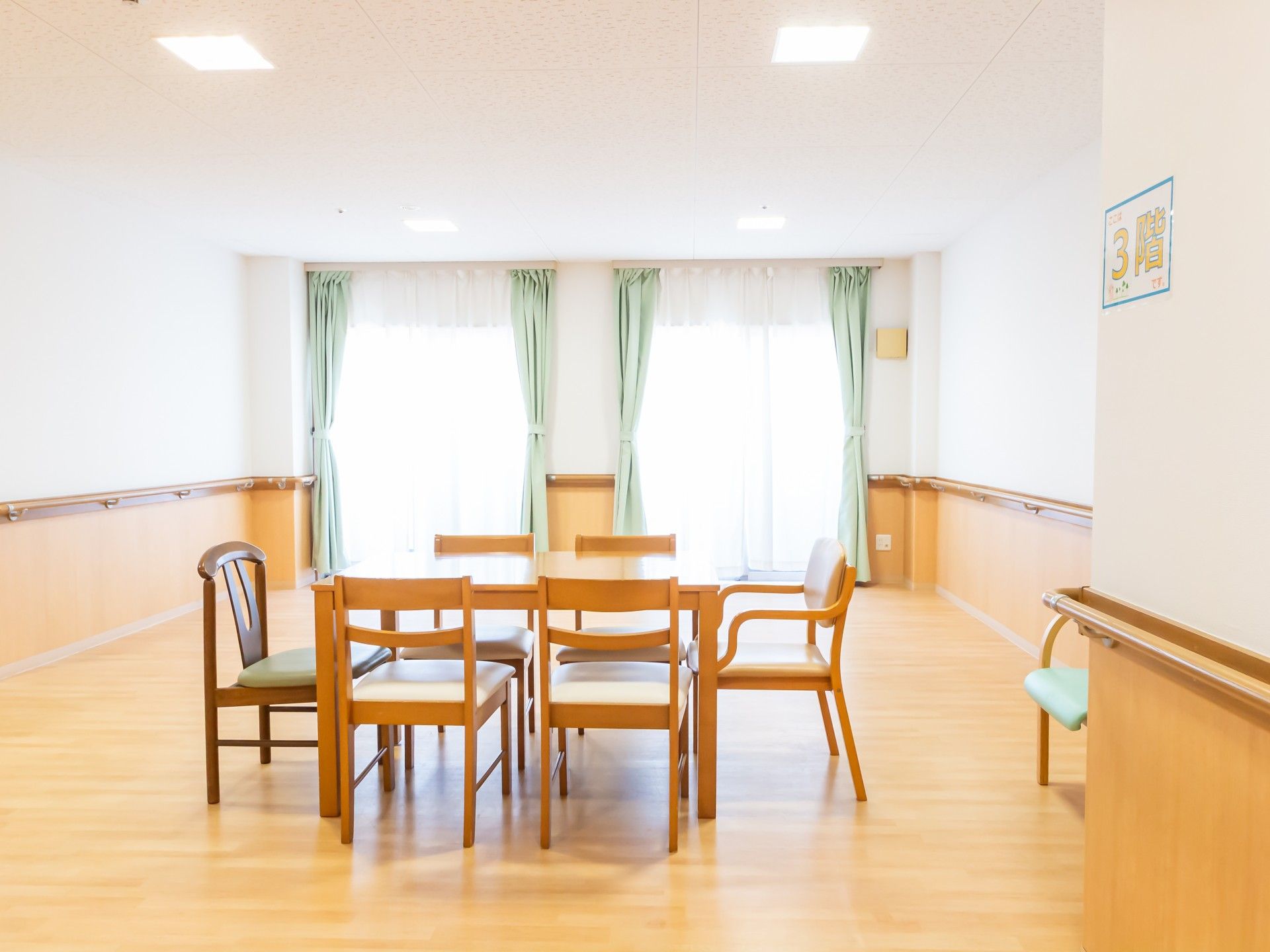 明るい部屋のテーブル