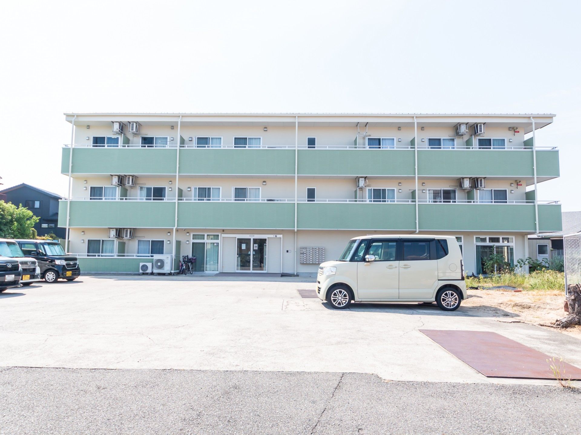 緑の外壁が特徴の建物