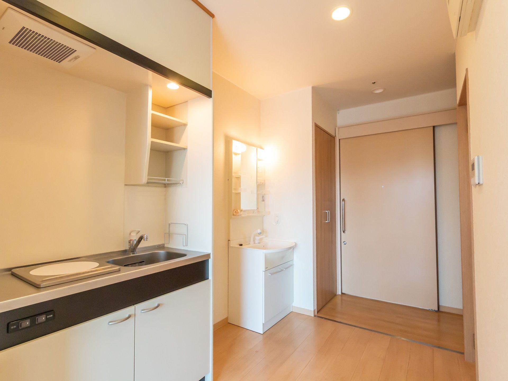 明るいキッチンと洗面所