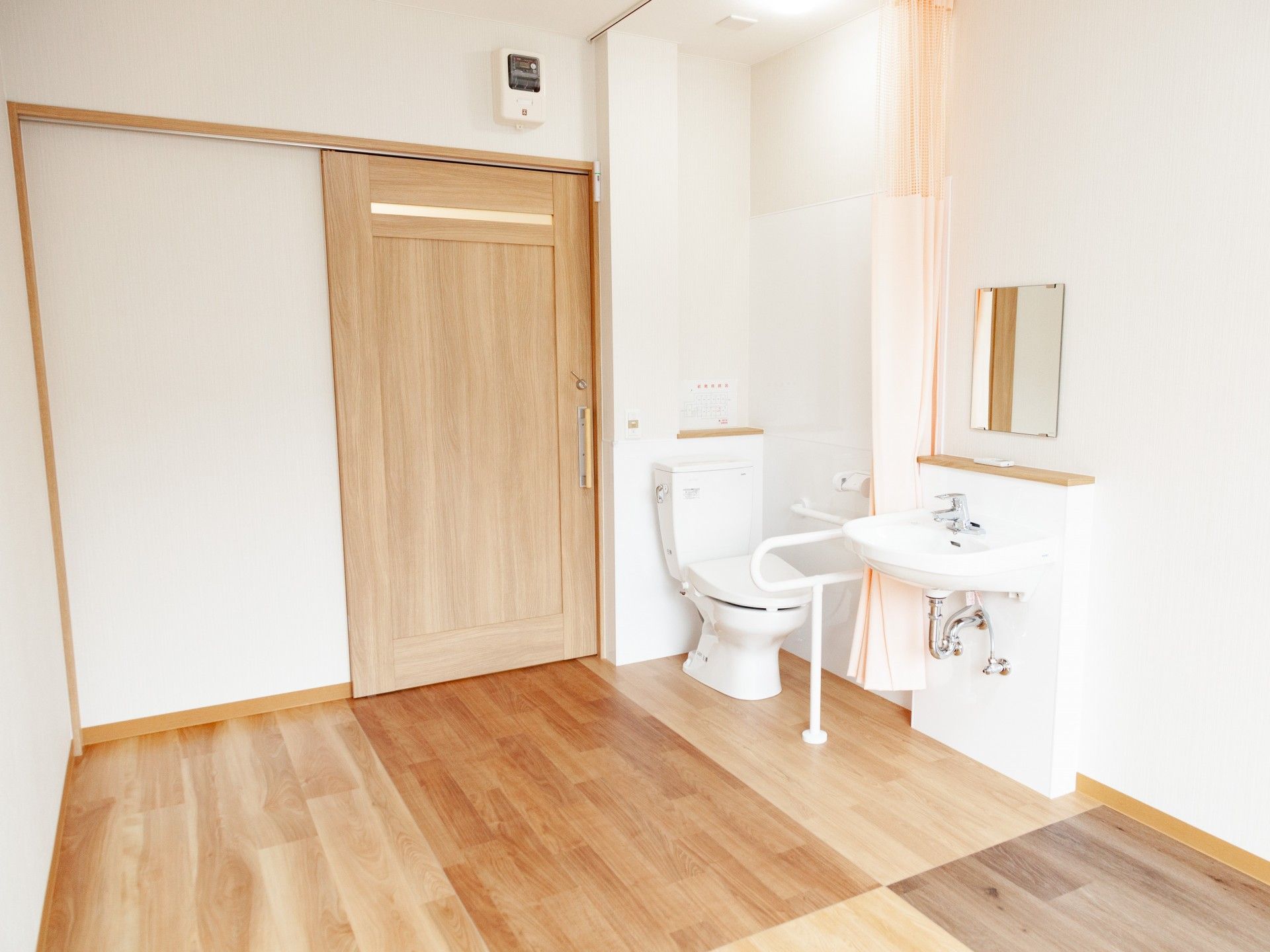 バリアフリーのトイレ空間