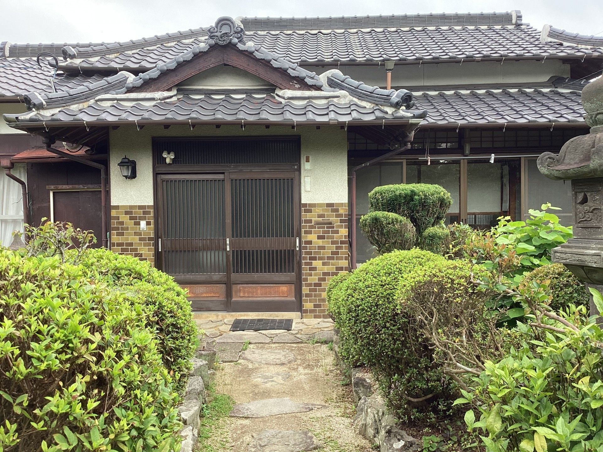 庭で交流する男性と女性