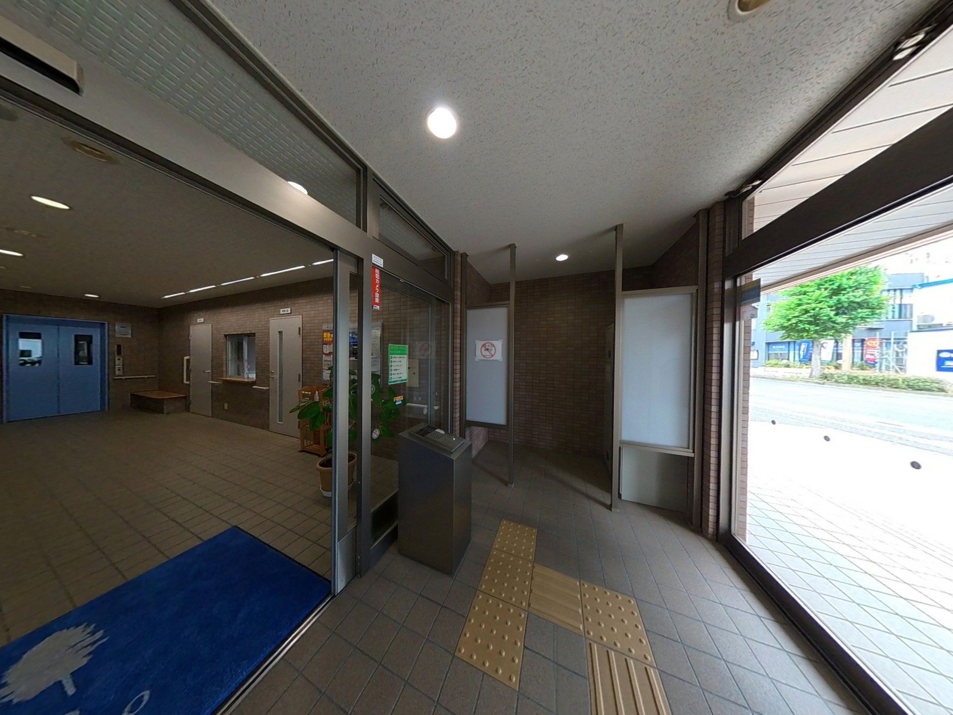 広々としたエントランスホール