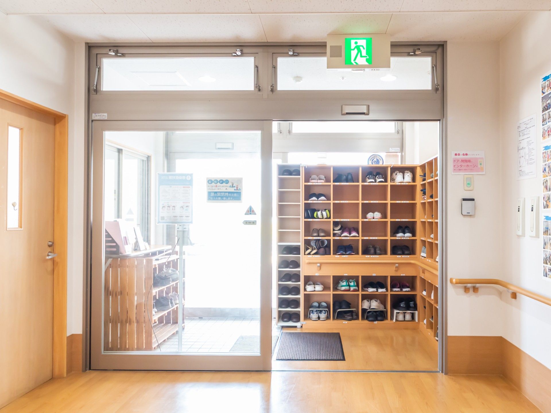 明るい玄関の様子