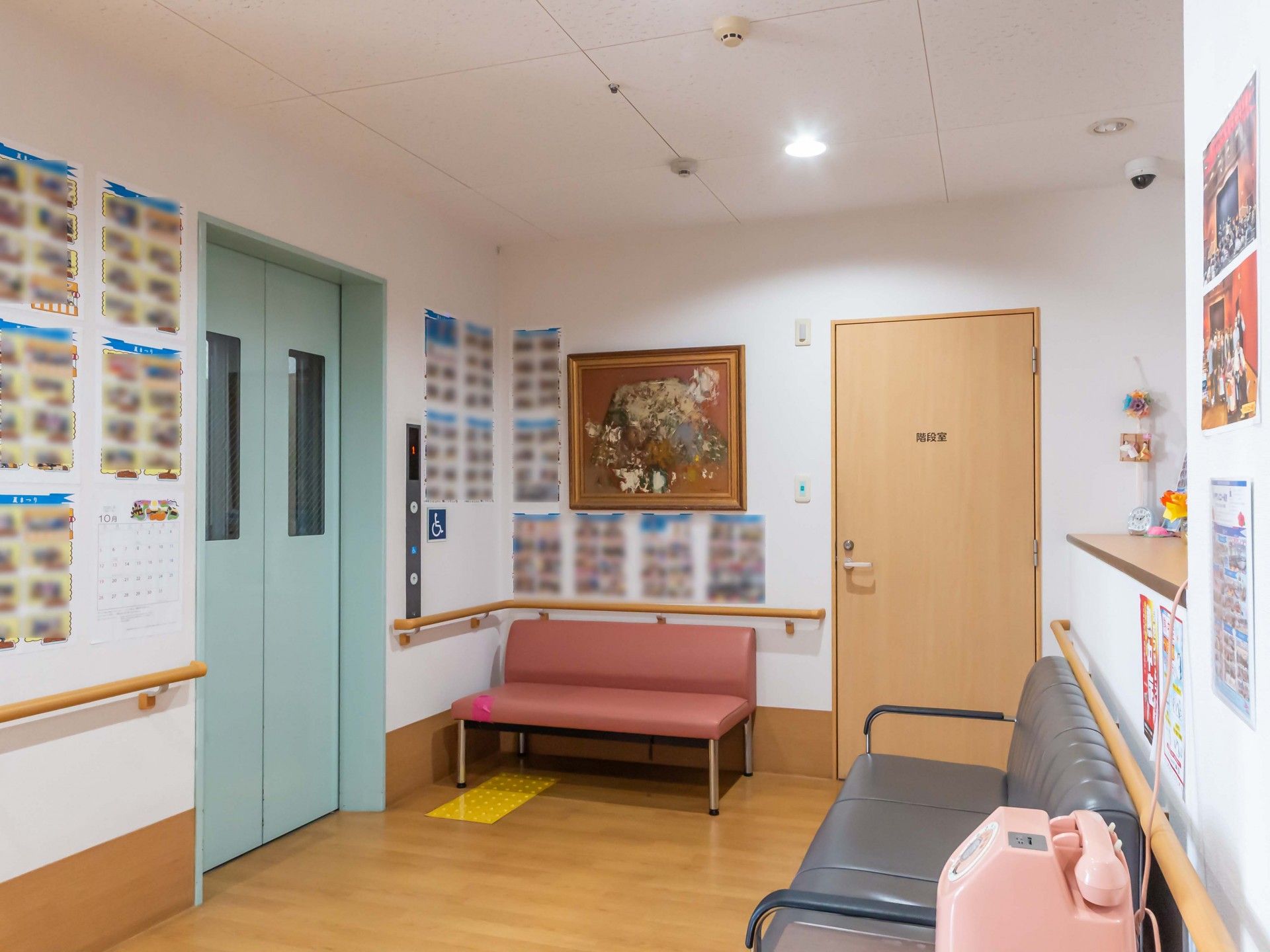 エレベーター前の待合スペース