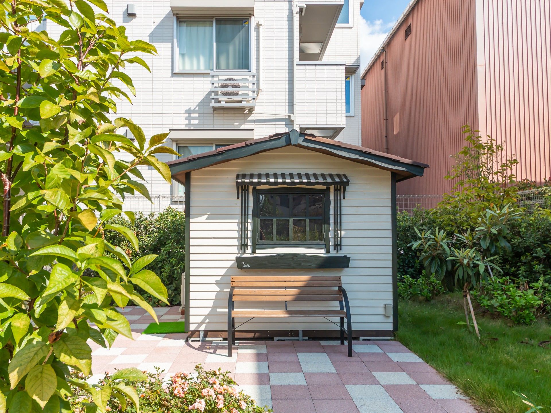 庭の小さな休憩スペース