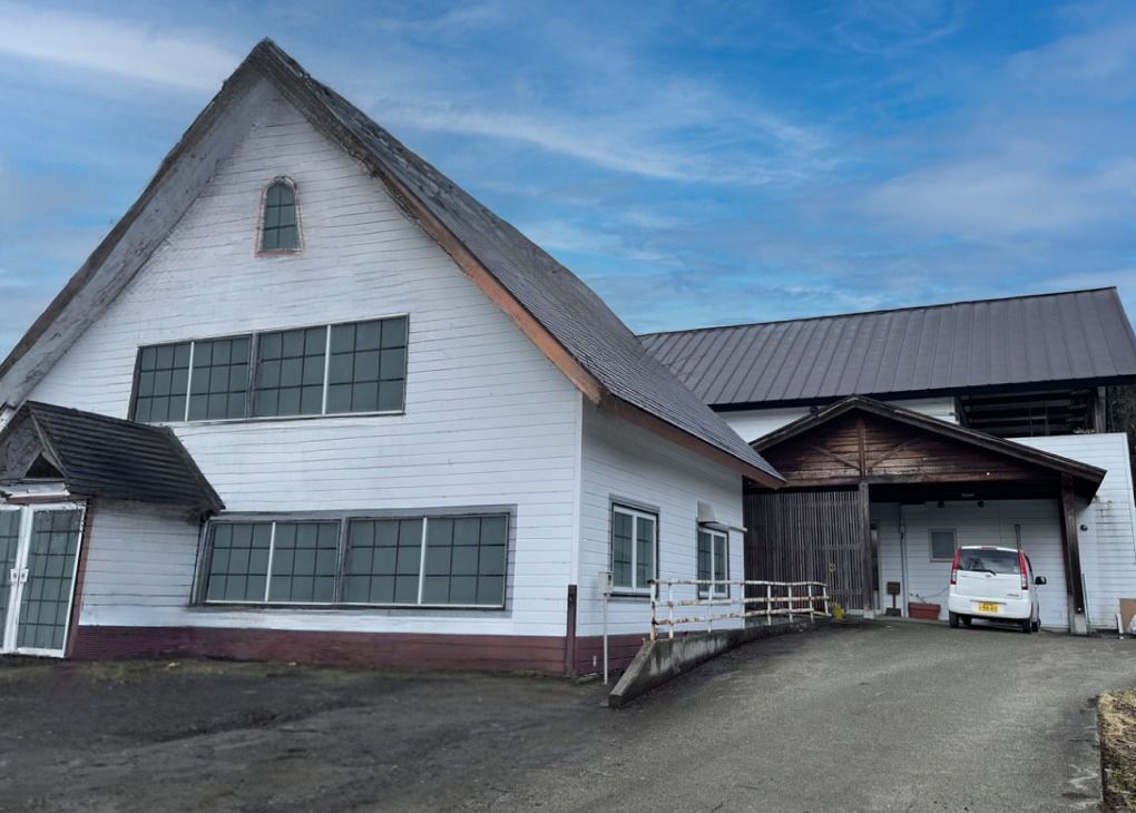 白い壁の落ち着いた建物