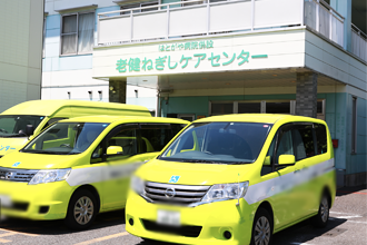 送迎車が並ぶエントランス