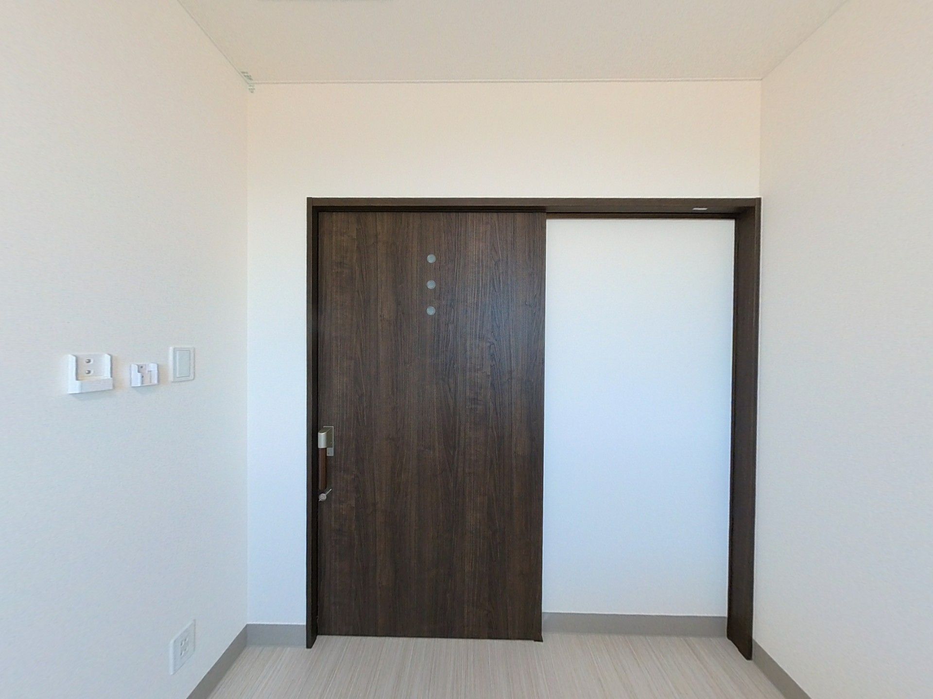 シンプルな部屋の入口