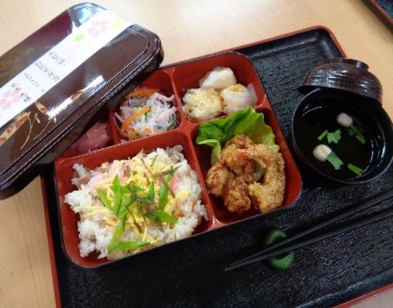 仲良く食事をしている高齢の男性と女性