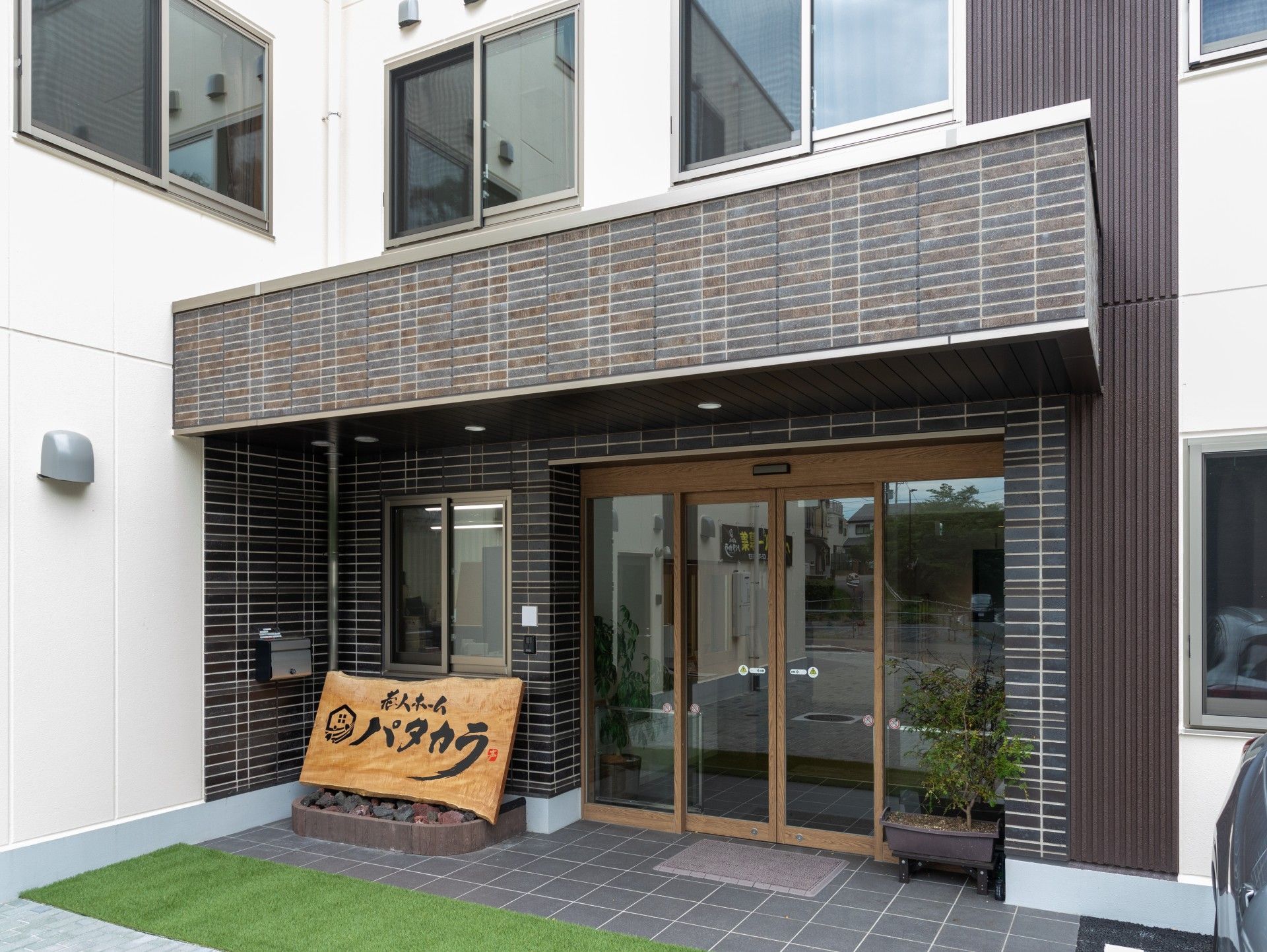 入口の明るいエントランス