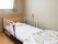 シンプルなベッドの部屋