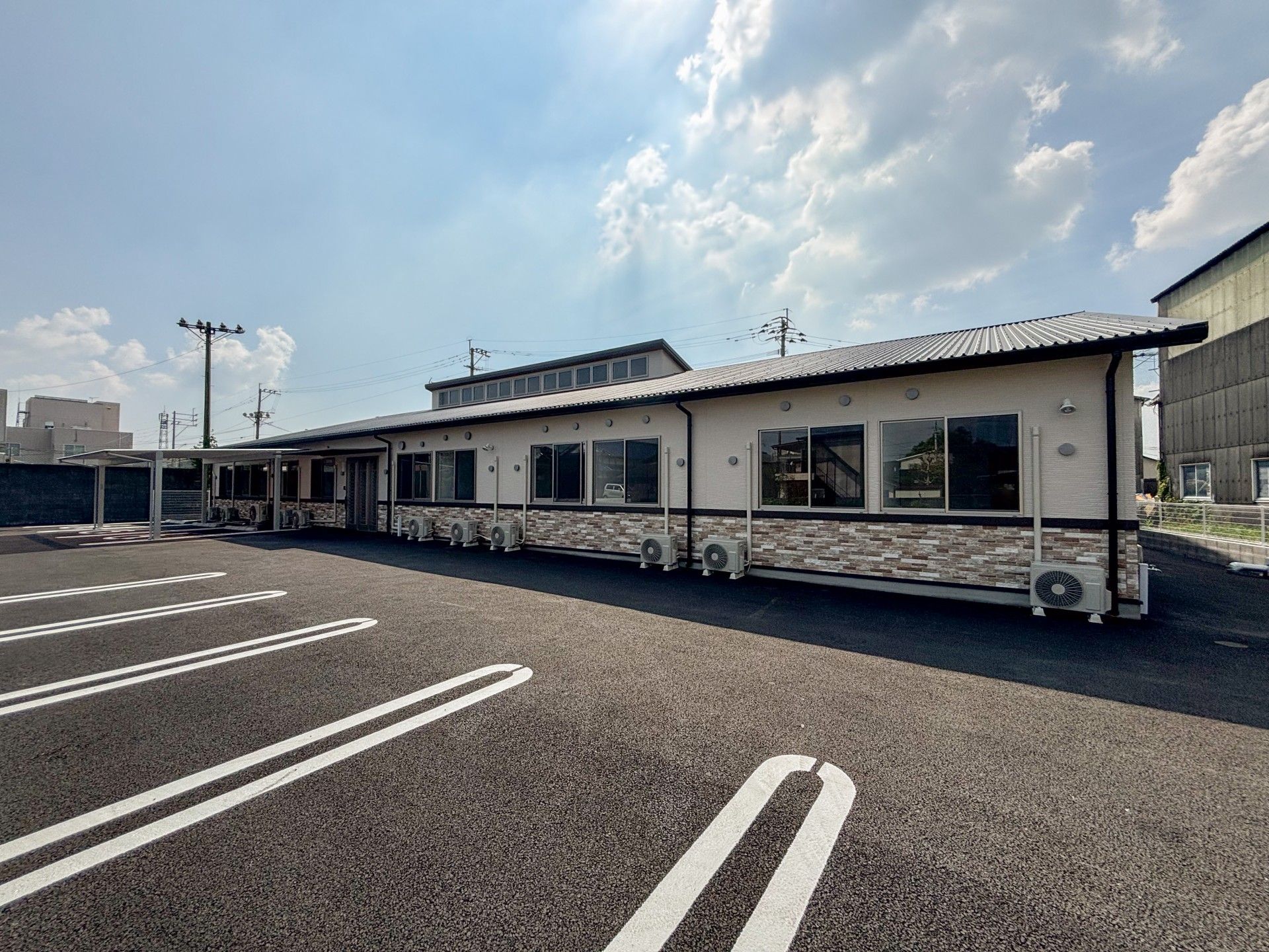 広々とした駐車場の施設