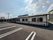 広々とした駐車場の施設