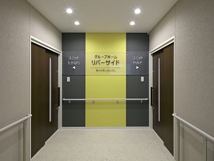 明るい廊下のリハビリ室入口