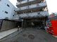 静かな通りに面した建物の外観
