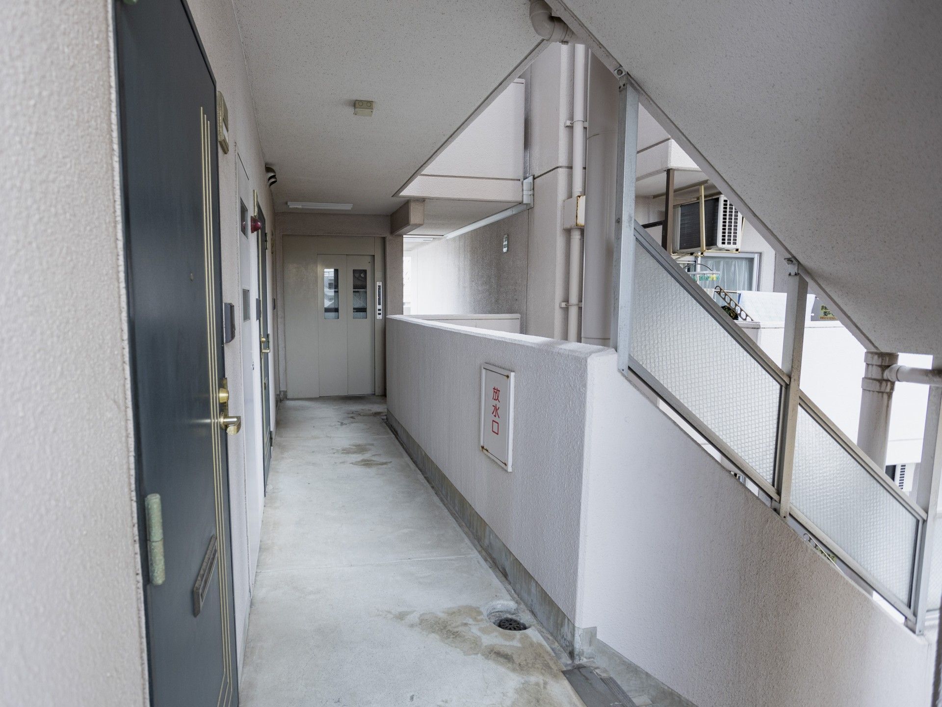 エレベーター前の廊下