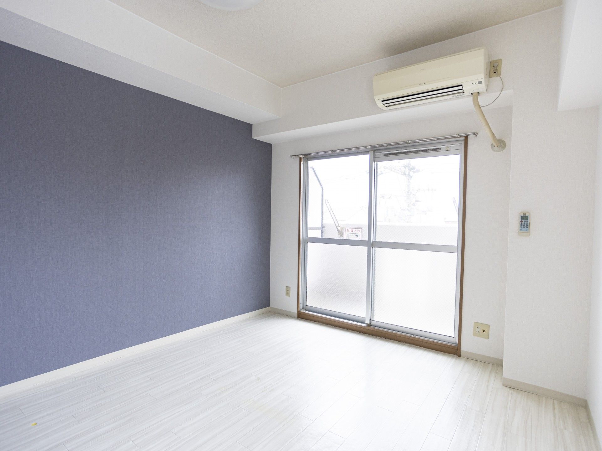広い窓のある部屋