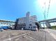 多階層の建物と駐車場