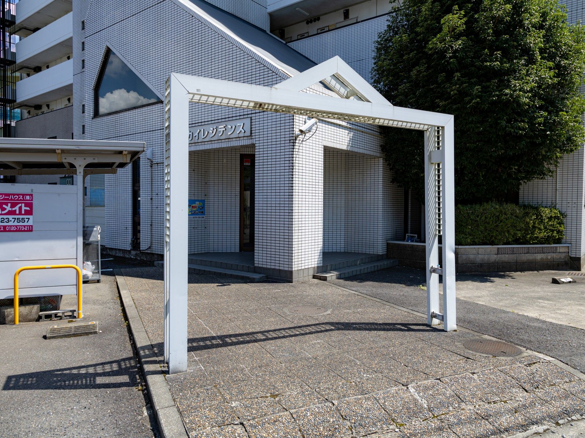 入口のアーチと建物
