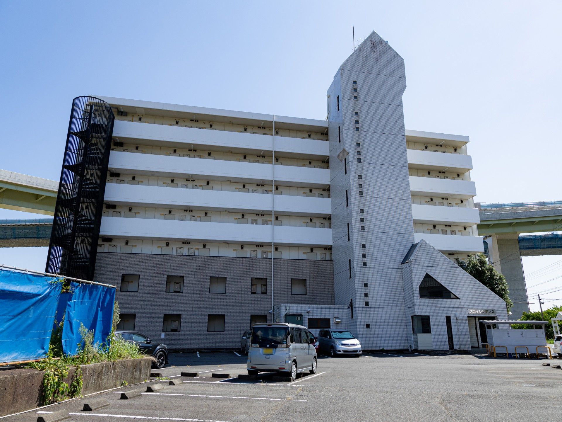 多階層の建物外観