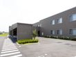広い駐車場の建物外観
