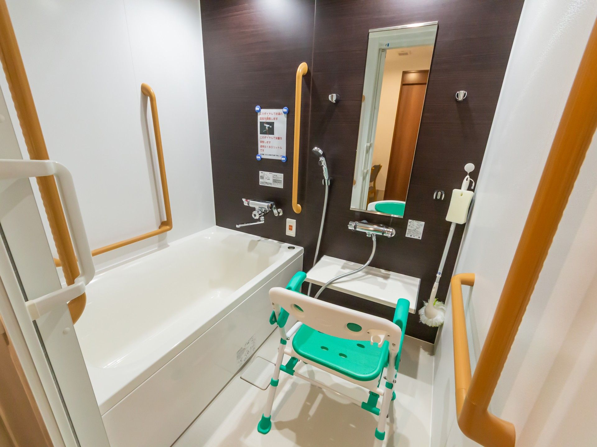 手すり付きの浴室