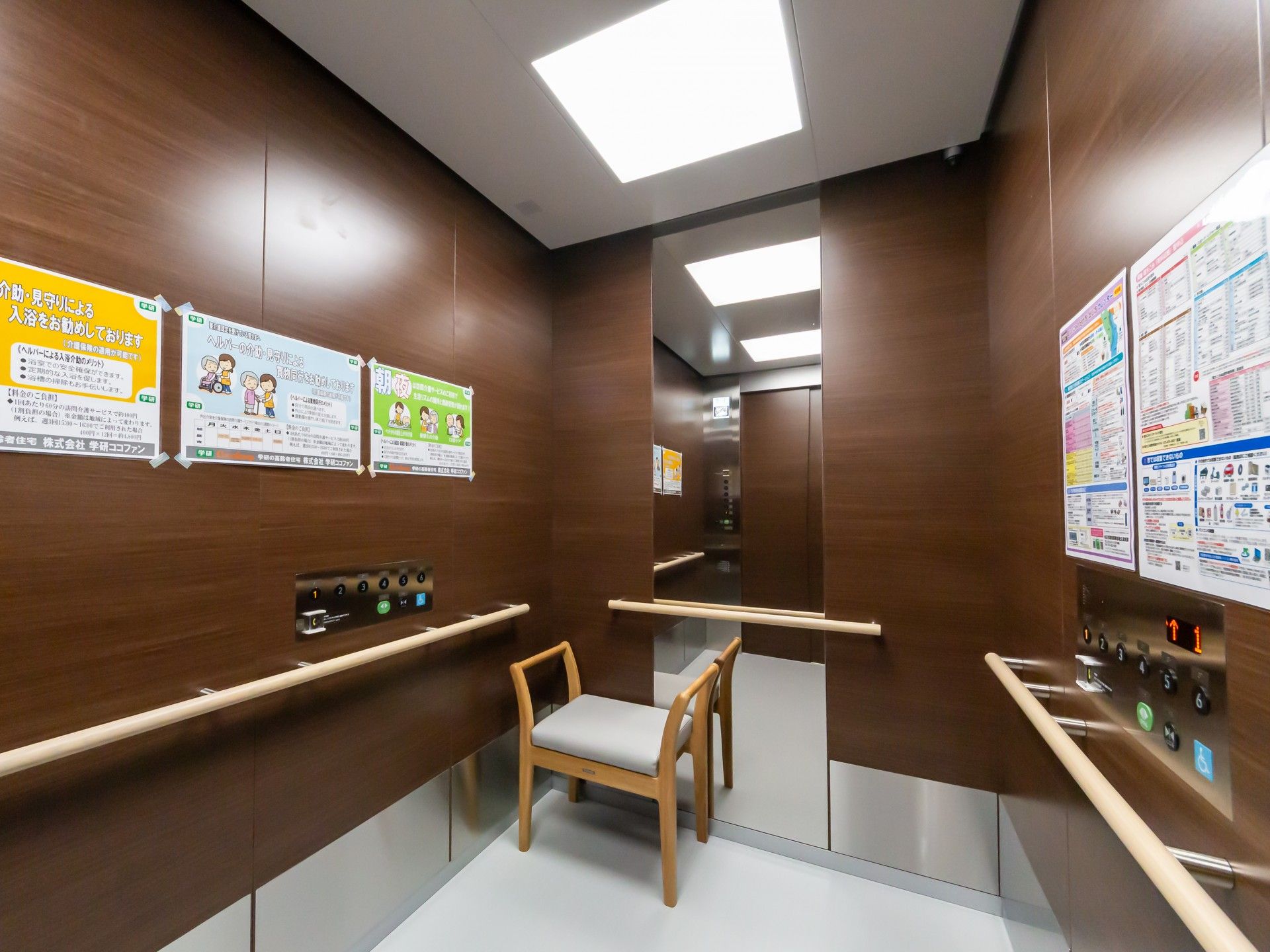 手すり付きのエレベーター