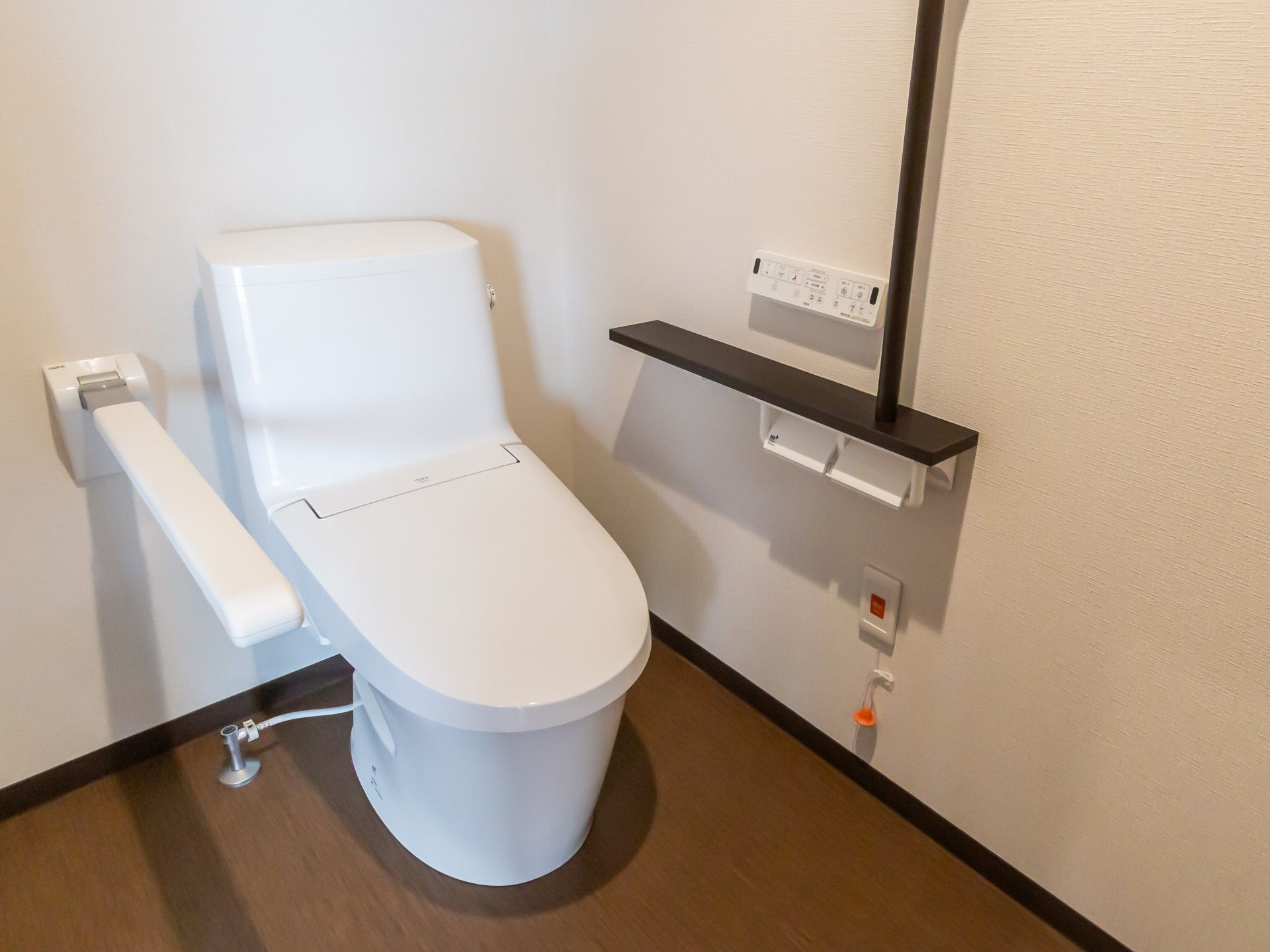 手すり付きのトイレ