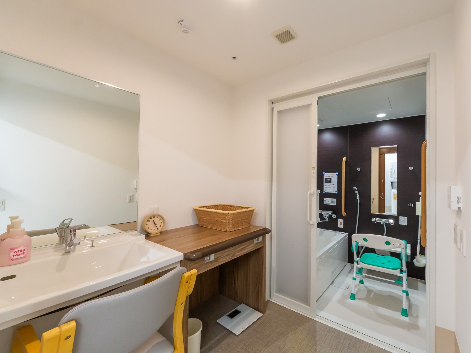 清潔な洗面所と浴室