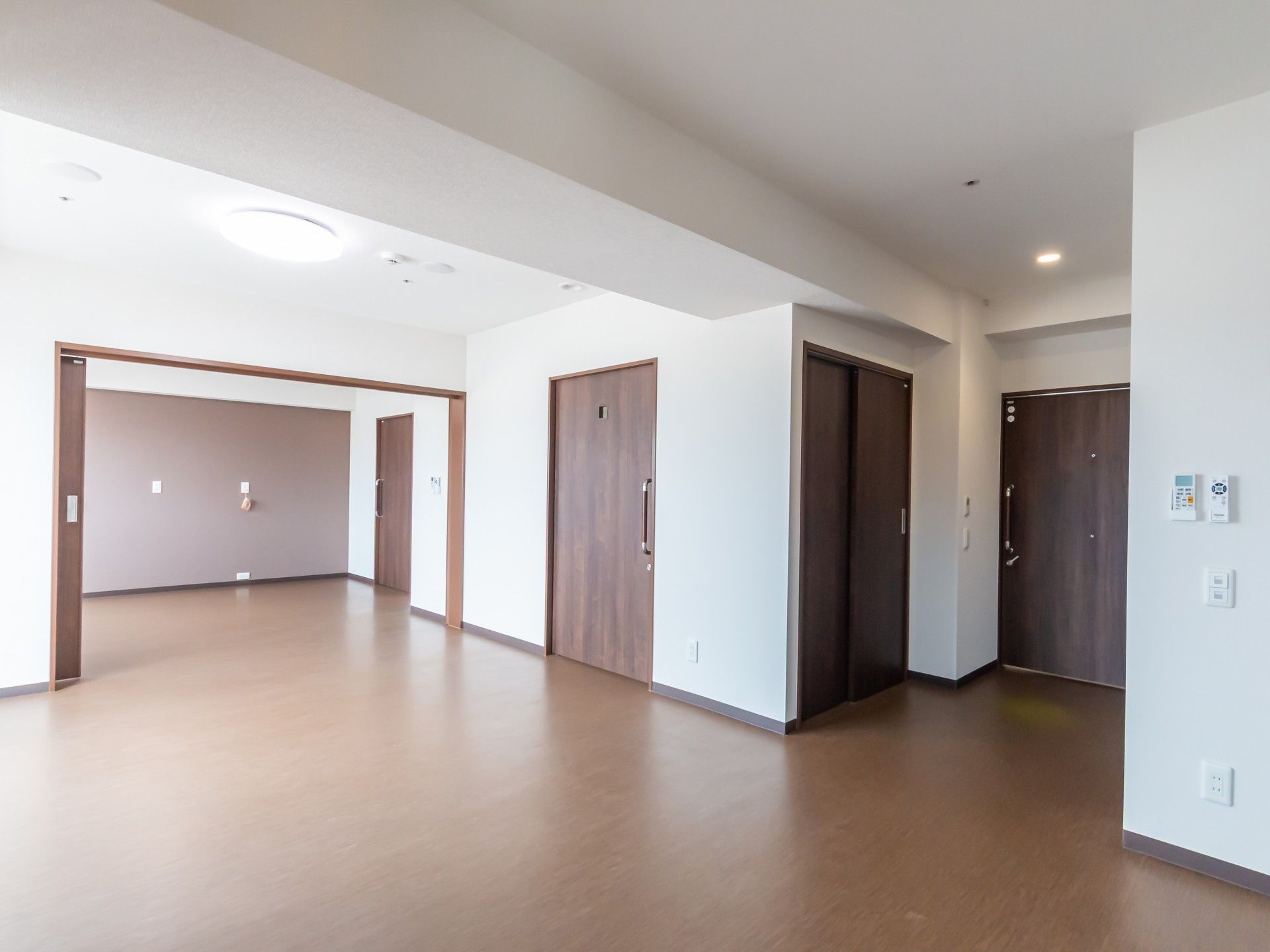広々とした廊下と部屋