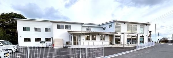 白い建物の外観