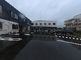 広い駐車場のある建物外観