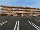 広々とした駐車場の外観