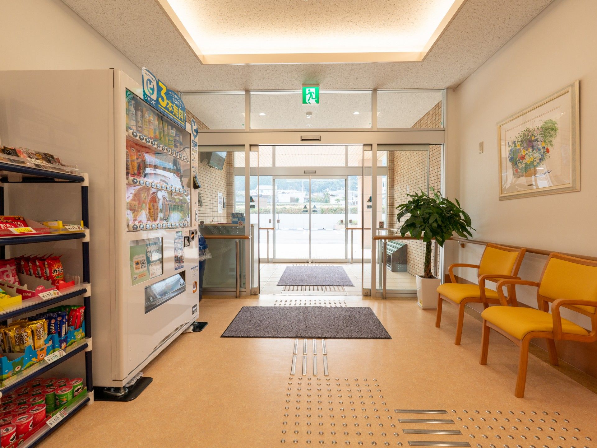 自動販売機と椅子のある入口