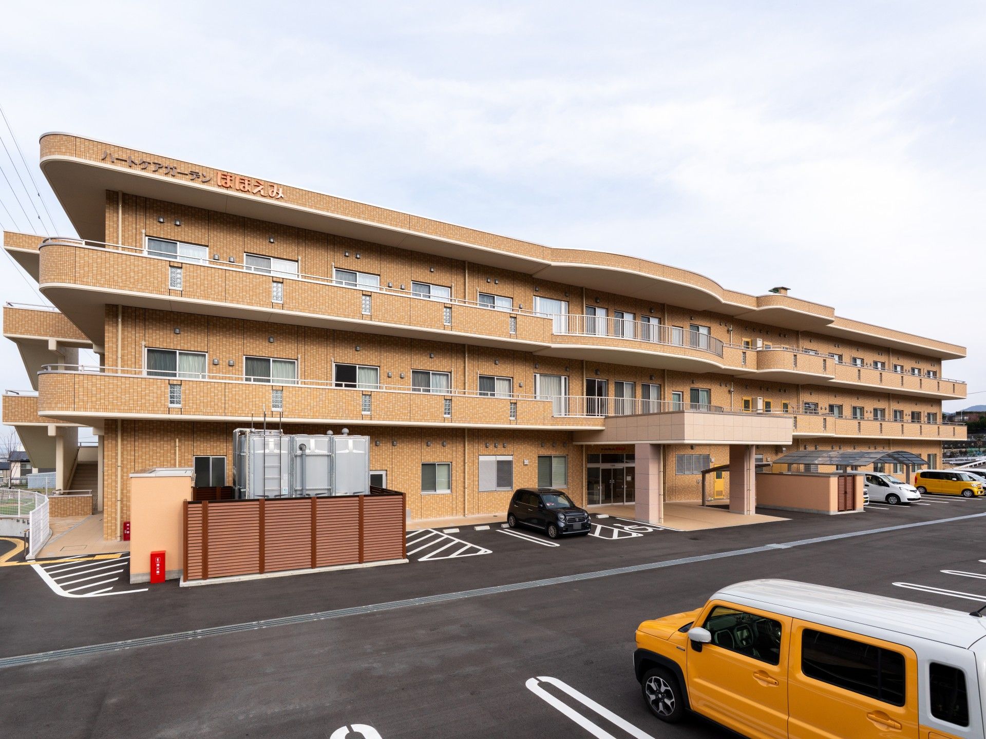 広い駐車場のある建物