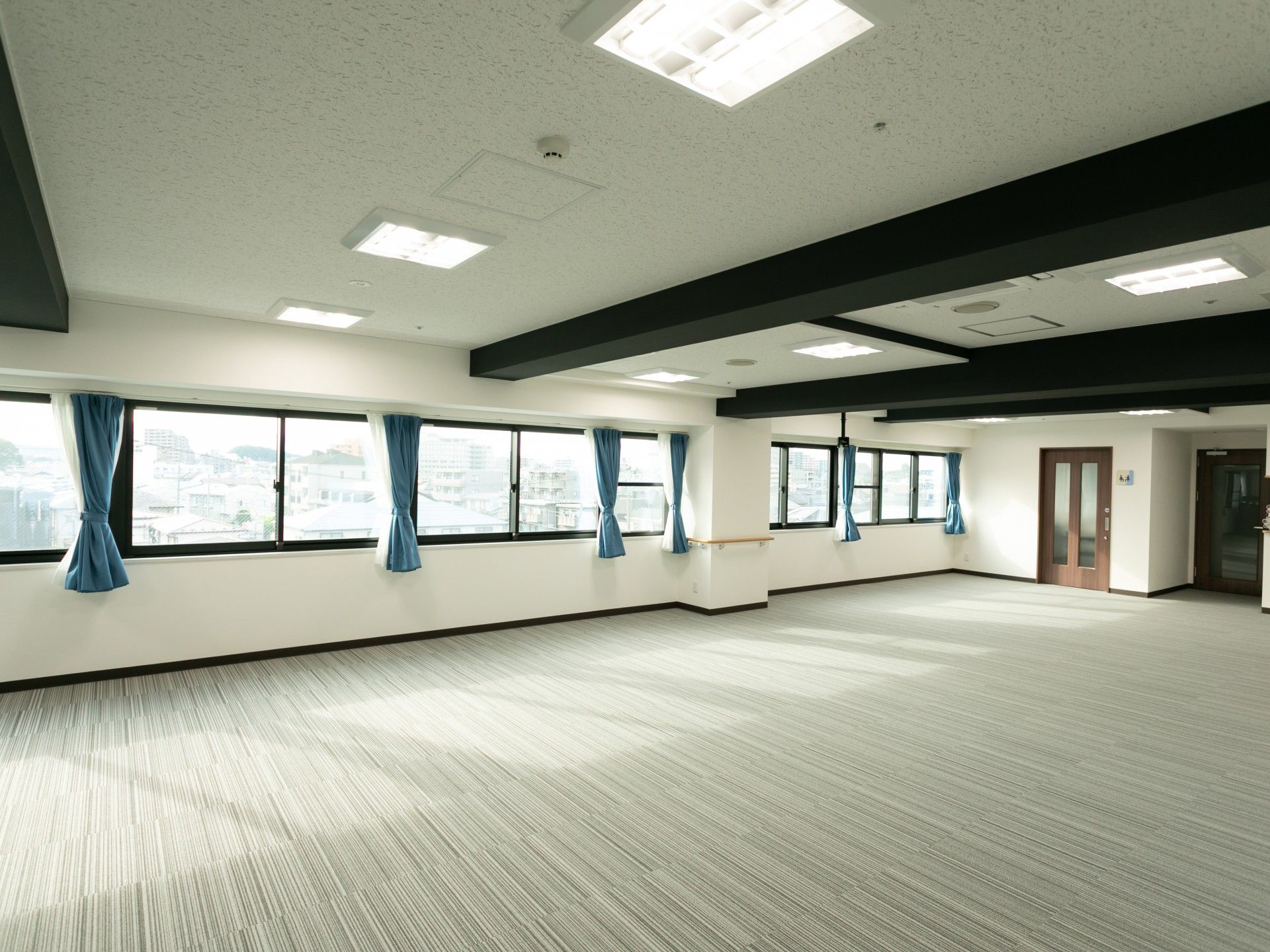 大きな窓のある明るい部屋
