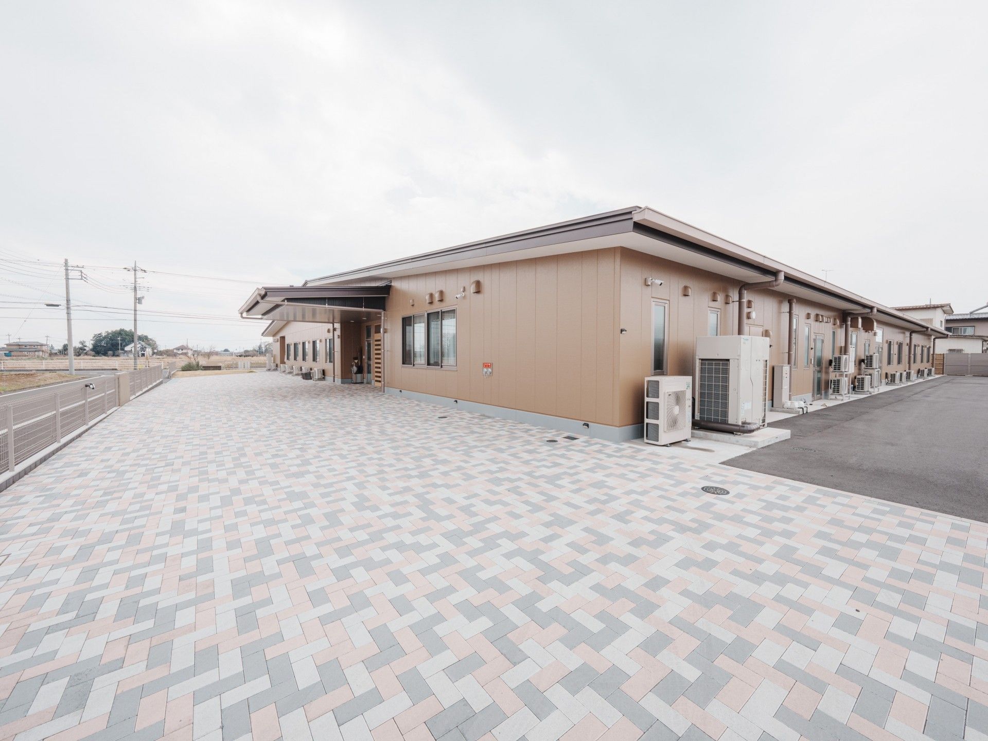 広い敷地の建物外観