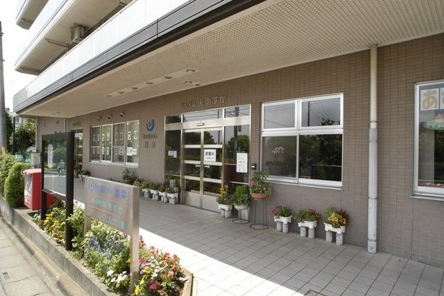 明るいエントランスの施設