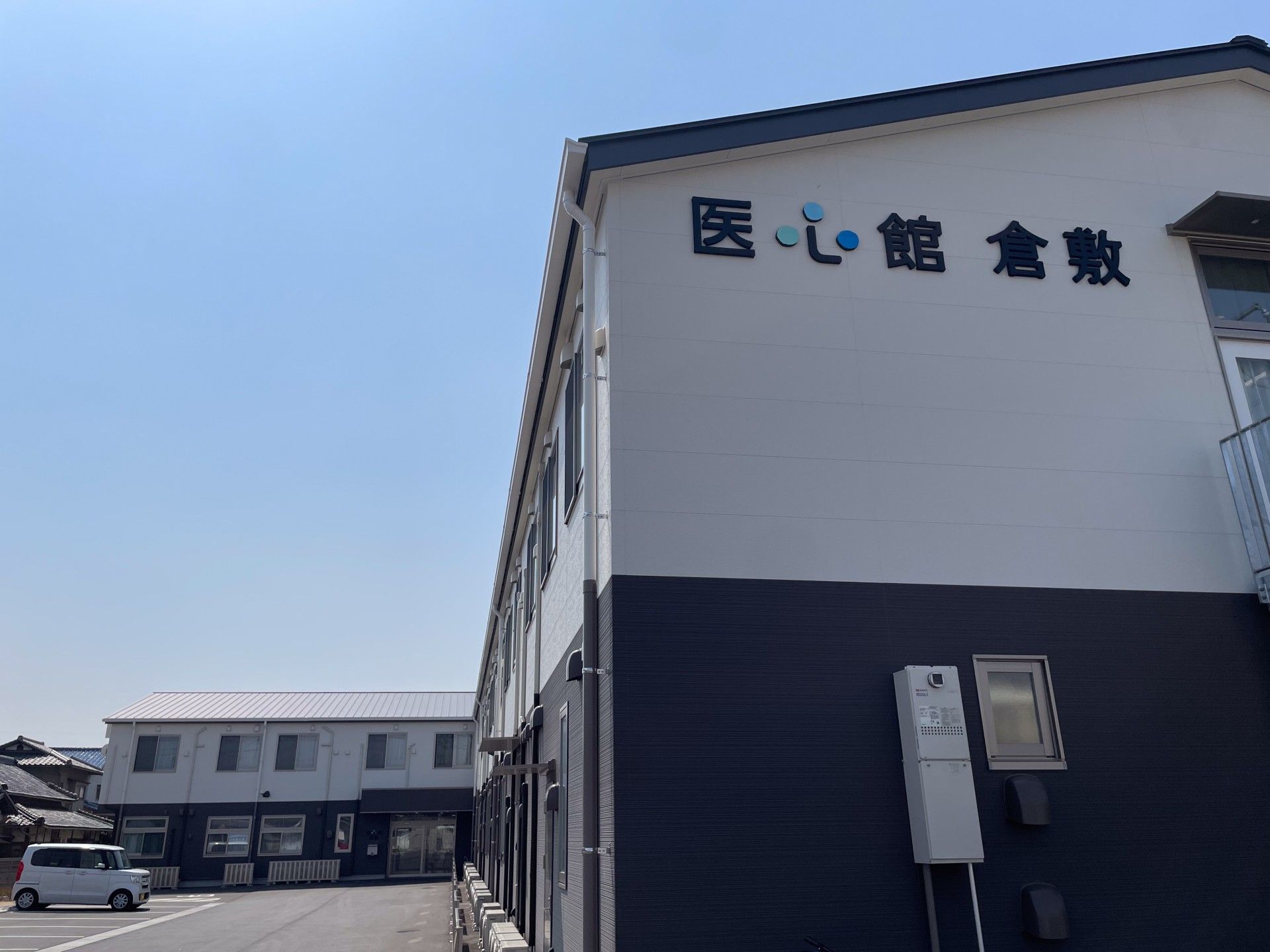 青空の下の建物外観