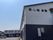 青空の下の建物外観