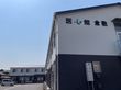 青空の下の建物外観
